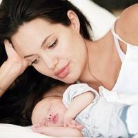 Ditutupi Selimut, Jolie Sembunyikan Shiloh